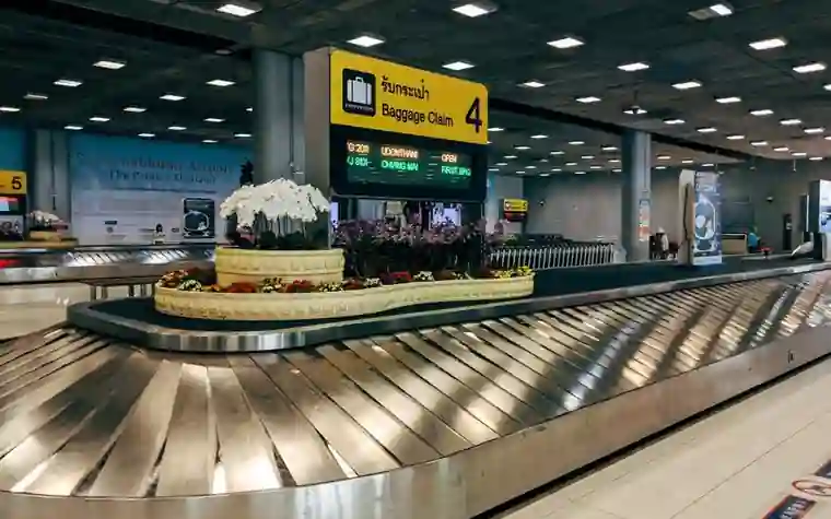공항 수하물 수취대에서 짐을 찾는 여행객들의 모습