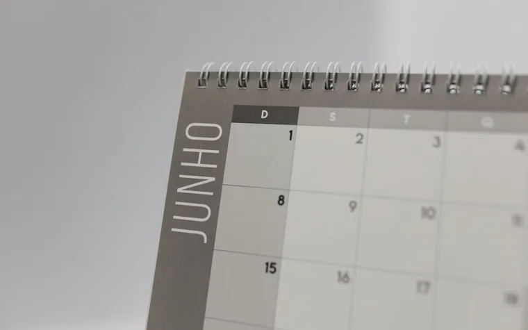 사무실 벽에 걸린 일정표