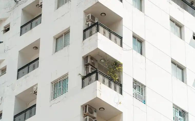 외벽에 발코니가 이어진 흰색 다세대 주택 건물