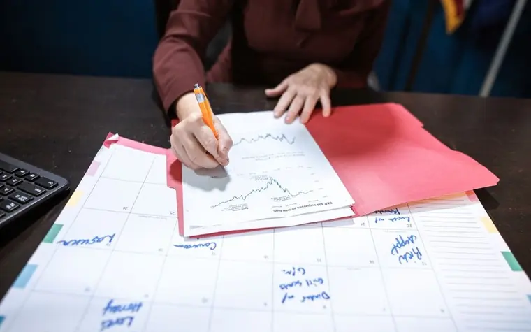 달력에 날짜를 표시하며 계산하는 손