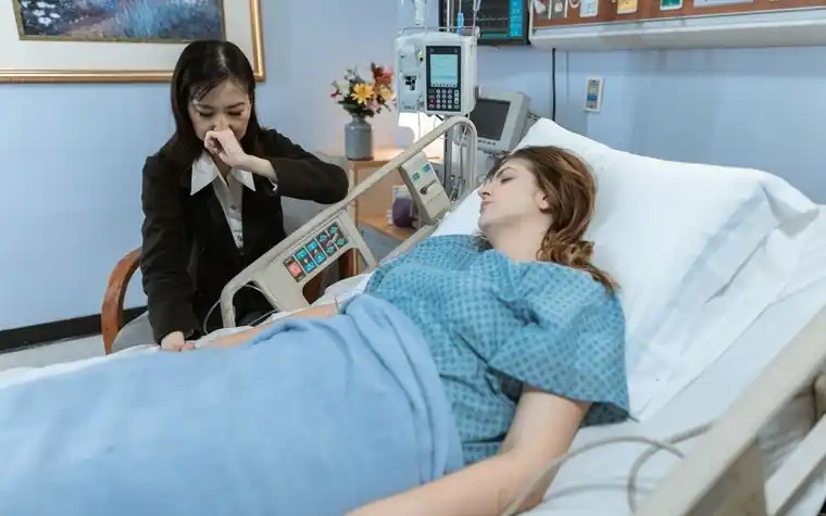 병상에 누운 환자를 보살피는 가족의 모습