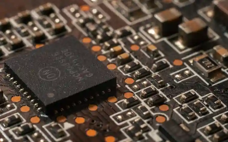 회로기판 위에 놓인 반도체 칩 클로즈업