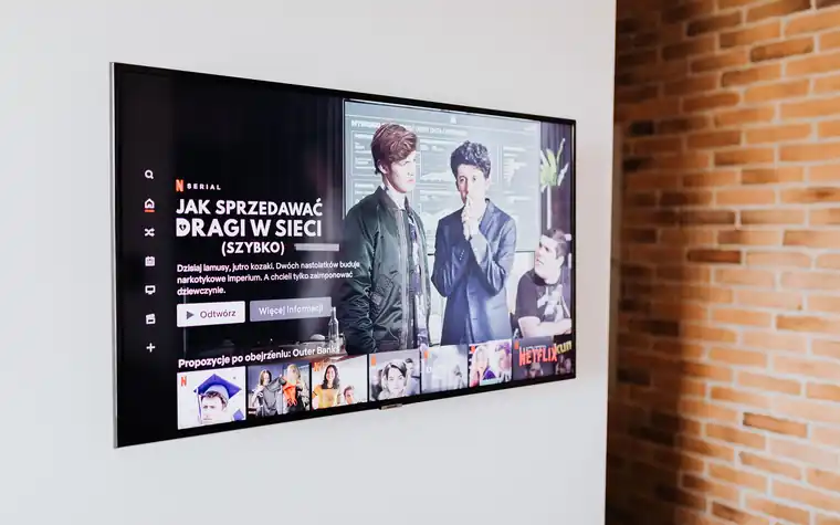스트리밍 서비스가 켜진 TV