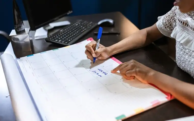 달력 계획표에 기한을 적어 넣는 손